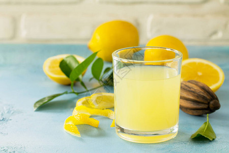 一杯新鲜的柠檬汁在绿石或图片