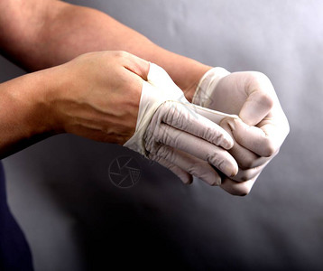 垂直视图戴防护手套的手特写医务工作者图片