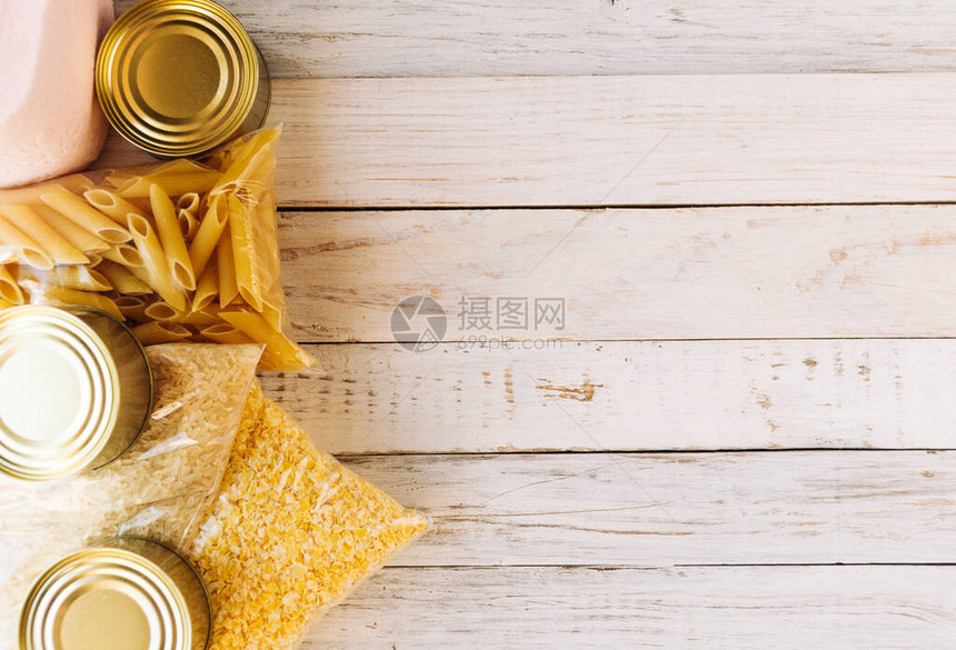食品供应检疫食品危机隔离在白色木制背景米饭意大利面玉米片卫生纸罐头食品送餐捐赠慈善的概图片