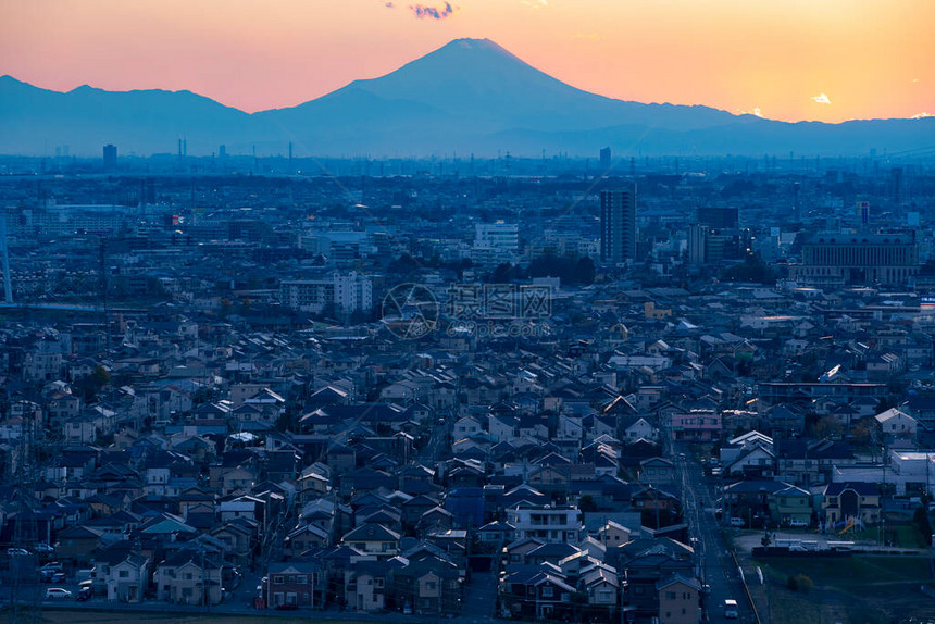 富士山在周光和晚上的城市图片