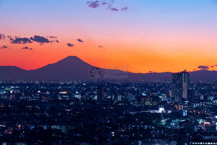 富士山在周光和晚上的城市图片