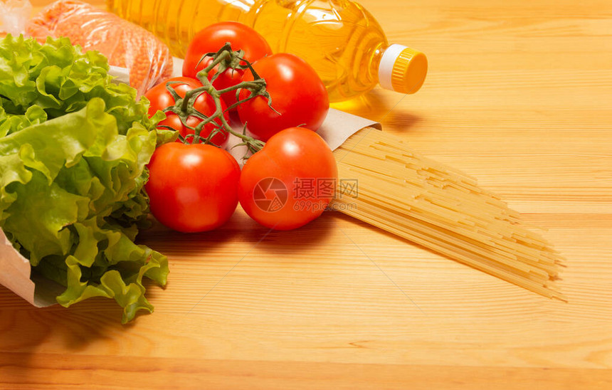 送餐服务木桌上的健康食品隔离期间在线购买西红柿意大利面葵花籽油沙拉高质量的照片待在家图片
