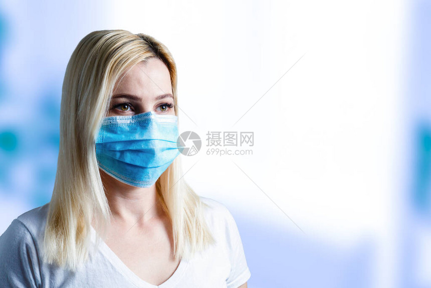 城市的空气污染戴面罩的妇女要保护图片