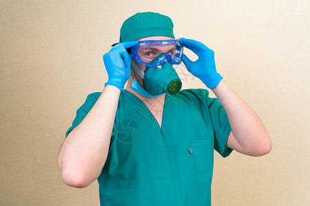 绿色西装医生和蓝面罩医生在黄色背景图片