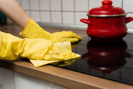 有人戴着黄色手套清洗厨房炉灶有人正在用高清图片