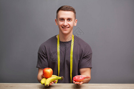 年轻运动健壮的体质男子拥有高蛋白质食品图片