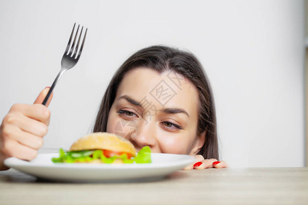 妇女食用有害食物导图片