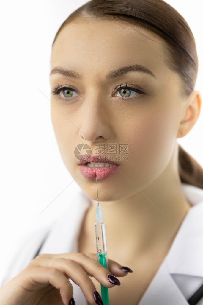 关闭了年轻女子在白色背景上感丰满的嘴唇注射肉毒杆菌毒素的肖像美容面部肉毒杆菌注射美容治疗面部提升整形手图片