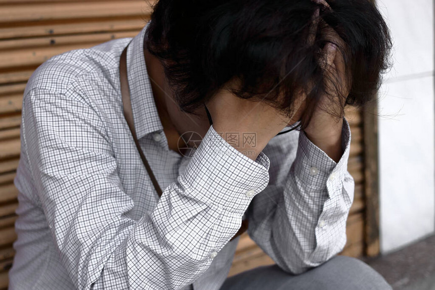 亚洲年轻人面对严重萧条的煎熬感到悲伤和压力沉重图片