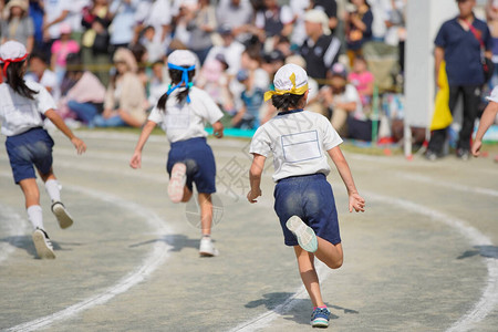 在日本一所小学举行的一次体育会背景图片