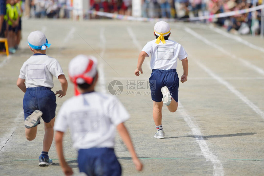 在日本一所小学举行的一次体育会图片