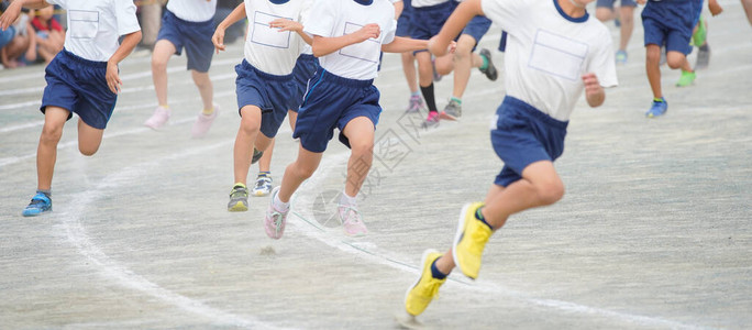 在日本一所小学举行的一次体育会背景图片