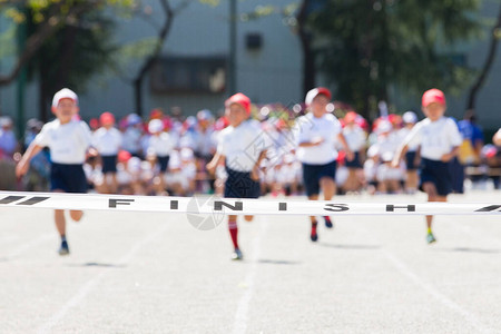 在日本一所小学举行的一次体育会背景图片