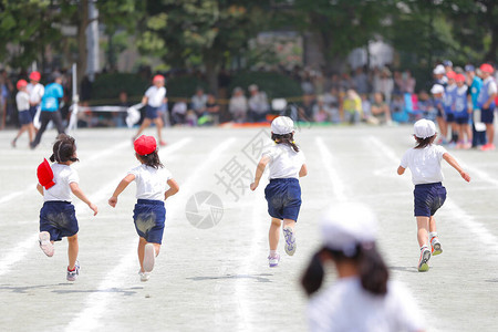 在日本一所小学举行的一次体育会背景图片