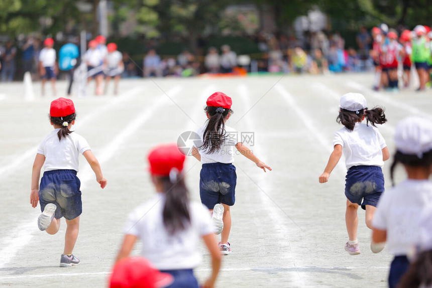 在日本一所小学举行的一次体育会图片