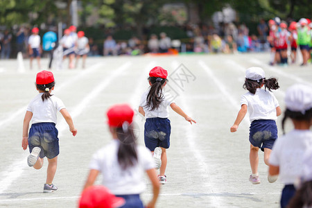 在日本一所小学举行的一次体育会背景图片