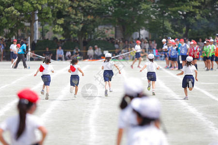 在日本一所小学举行的一次体育会背景图片