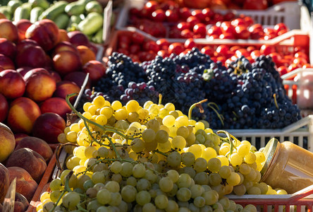 意大利农民市场上的新鲜水果和蔬菜新图片