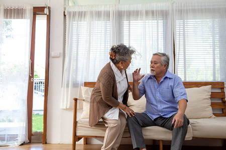 亚洲老年退休夫妇手牵在家照顾阿尔茨海默病或患图片