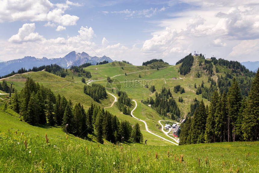 奥地利萨尔茨堡联邦州桑克特约翰伊平高区阿尔卑斯Sontagskogel的Gernkogel山顶上的Gernkogel山上有电缆汽图片