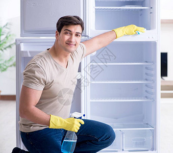 男人清洁冰箱在卫图片
