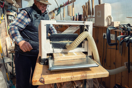高级工匠用许多现代专业动力工具在木工场做木工图片
