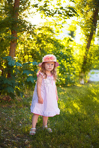 穿着粉红色帽子的2岁小宝图片