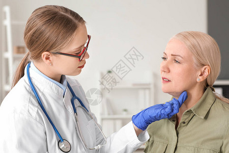 医生在诊所检查患有甲状腺问图片