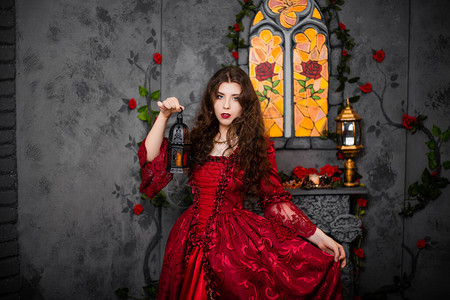 一位美丽的女孩穿着洛科时代的一身壮丽红衣背景图片