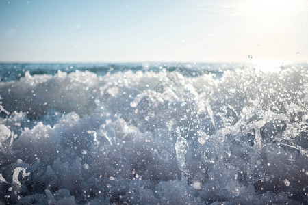 热带海洋中美丽的蓝色海浪绿宝石海浪桶在海上坠毁图片