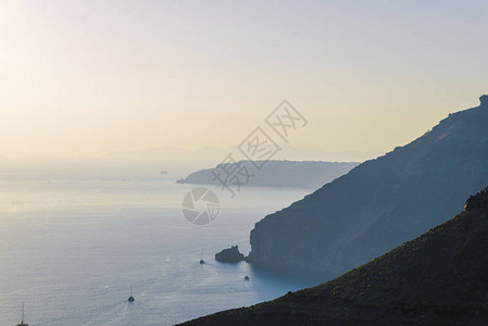 海景和山托里尼的悬崖图片