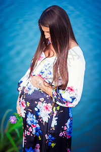 美丽的孕妇在湖边户外图片