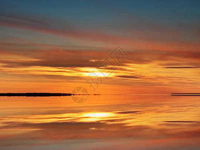 日落海金粉多云天橙色天际线海景图片