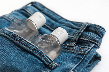 口袋牛仔裤中的小型便携式抗菌洗手液图片