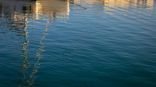 海港船只在海水中的倒影图片