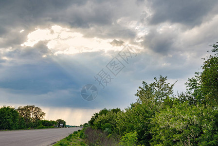 太阳的光芒照耀在路上的云朵中在夏图片