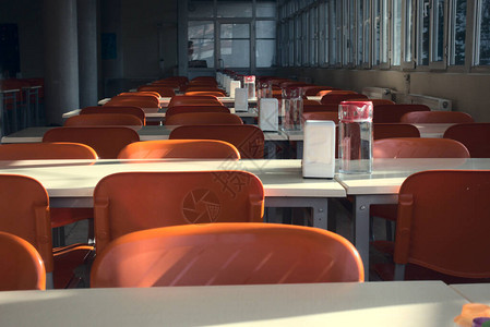 学校关闭后大学食堂空红色空座椅近距离图片