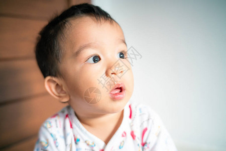 亚裔小男孩从鼻子里流下来的鼻涕是生病的图片