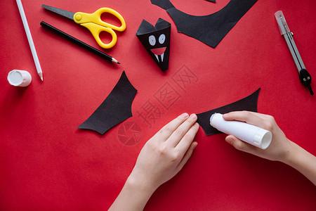 如何在家里用纸做蝙蝠用纸制作工艺的手一步的照片说明第10步粘上儿童D图片