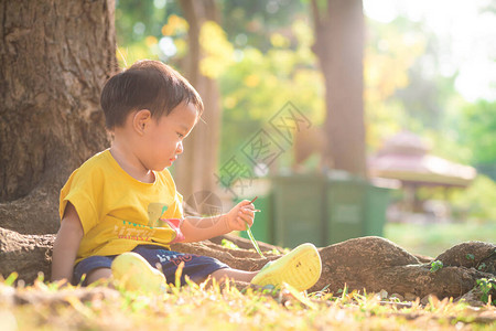 可爱的小孩男在城市公园玩耍图片