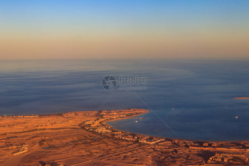 埃及Hurghada附近的红海阿拉伯沙漠和旅游度假胜图片