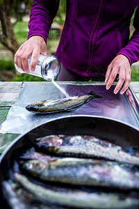 女人在煮饭前先把生鱼盐化新鲜图片