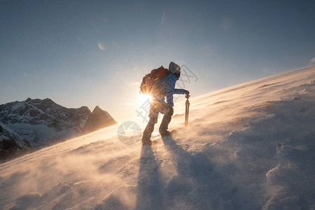 日落时在暴风雪的Ryten山坡上攀爬着三脚图片