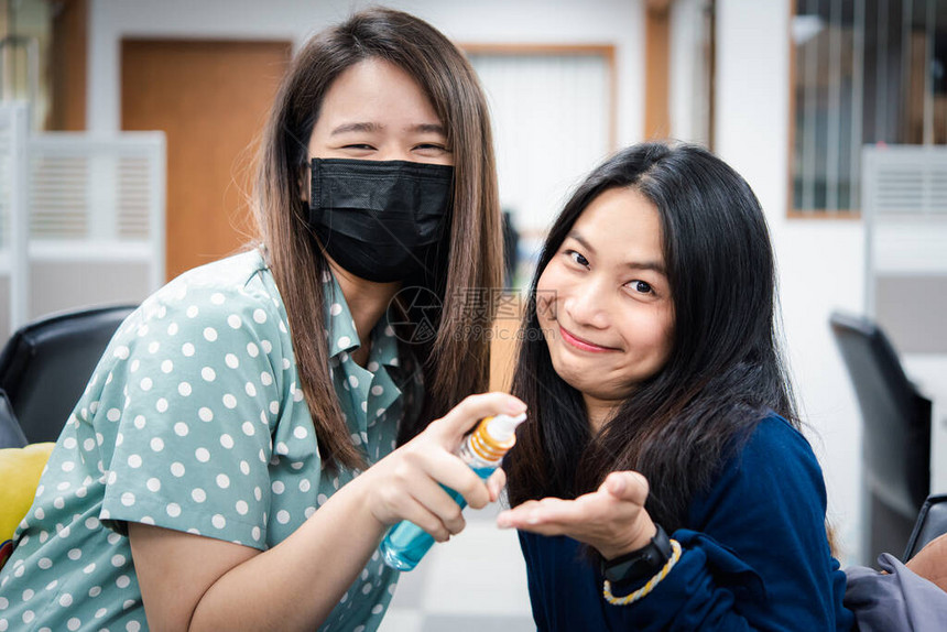 亚洲女戴口罩和酒精抗菌手凝胶呼吸防护面罩图片
