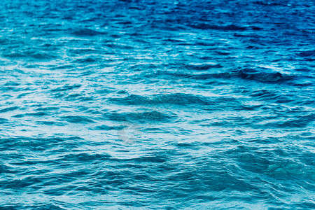 明亮的蓝色海洋与平滑的波浪背景图片