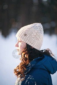 美丽的年轻女孩在冬季森林中的羊驼毛图片