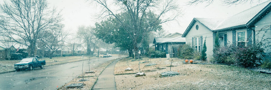 美国德克萨斯州科佩尔住宅街上的大雪全景图片