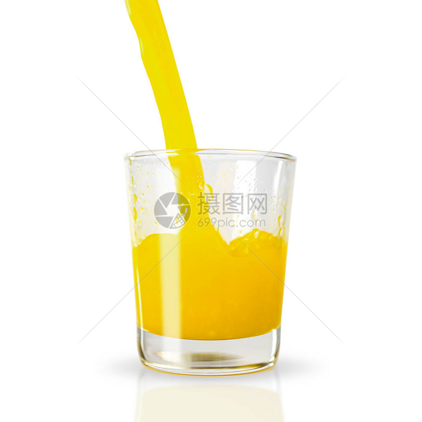 将压榨的橙汁倒入一个低清晰的玻璃杯中并图片