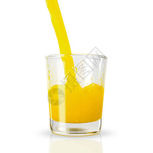 将压榨的橙汁倒入一个低清晰的玻璃杯中并图片