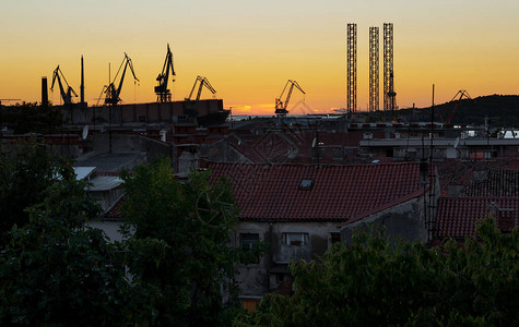 克罗地亚Istria地区Pula的船厂起重机和日落时图片